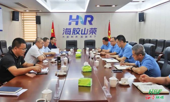 艾軼倫在海南橡膠山榮分公司座談。